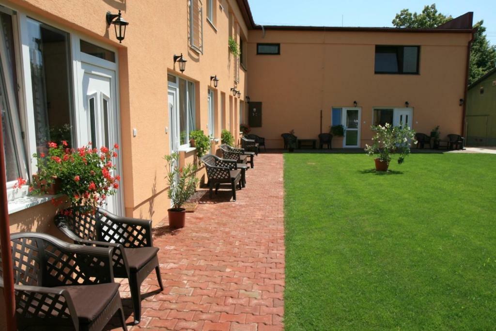 Penzion Atlas Štúrovo Exterior foto