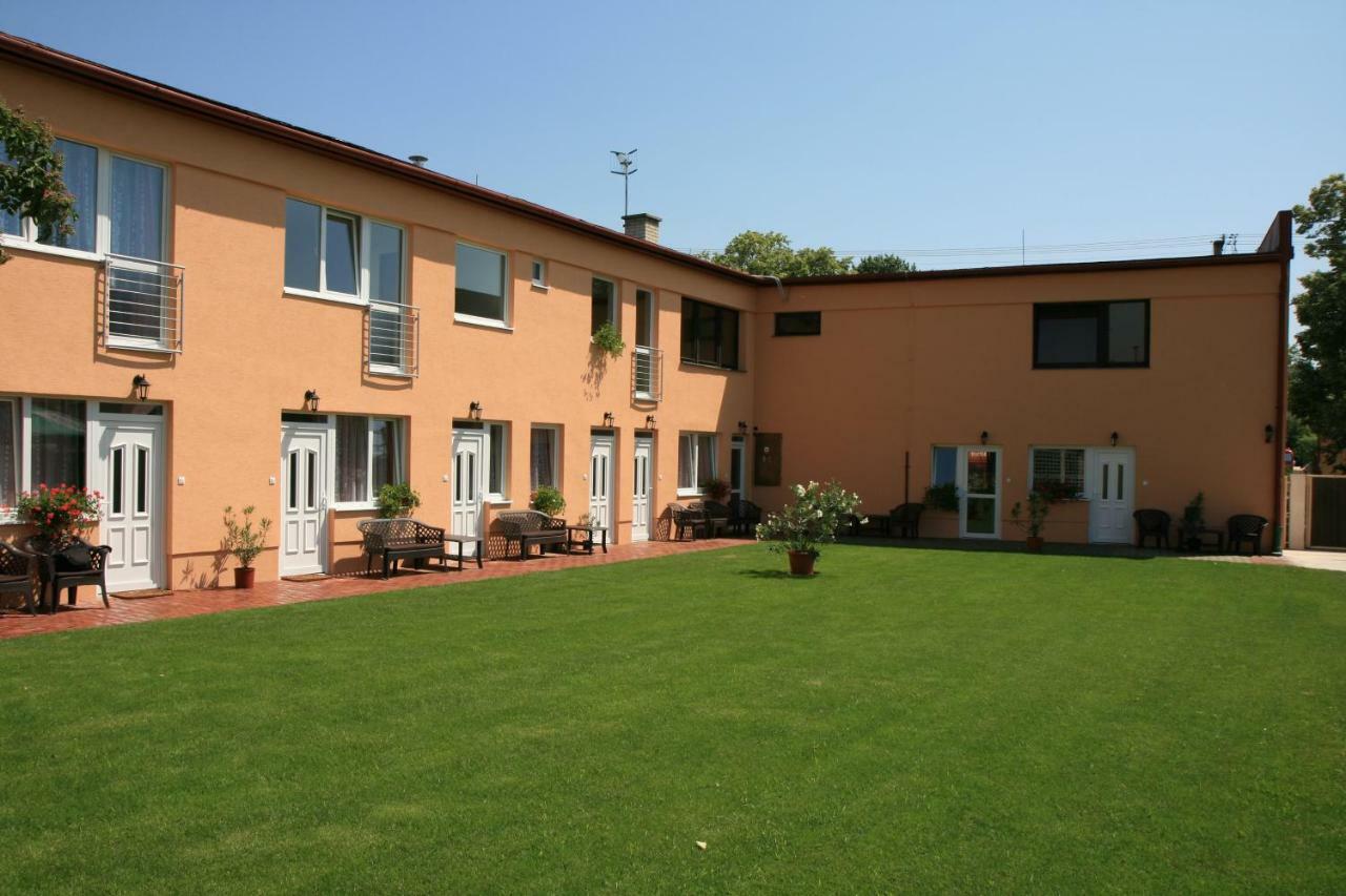 Penzion Atlas Štúrovo Exterior foto